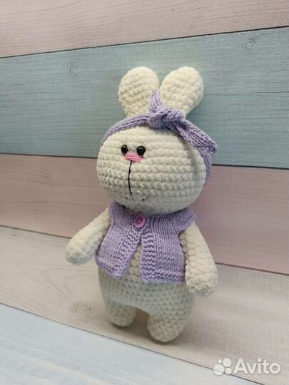 Вязанная плюшевая игрушка Заяц