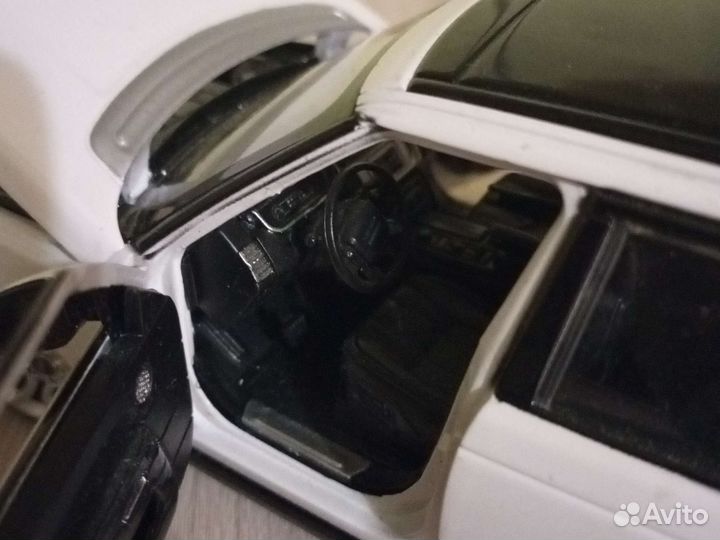 Игрушечная машина белая