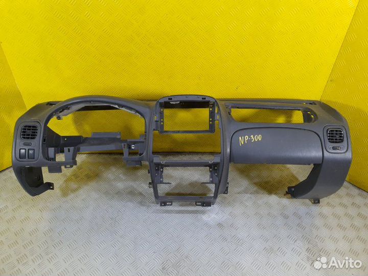 Панель передняя салона (торпедо) Nissan Np300