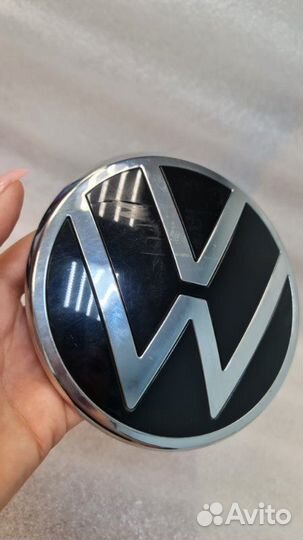 Эмблема в решетку радиатора Volkswagen Polo 6 NF