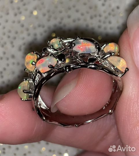 Серебряное кольцо с опалами