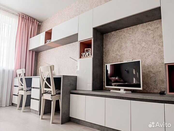 Детская рабочая зона у окна для двоих