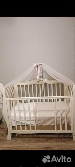 Детская кроватка с маятником и ящиком