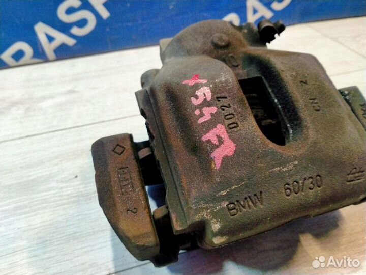 Суппорт передний правый Bmw X5 E53 M54B30 04/2003