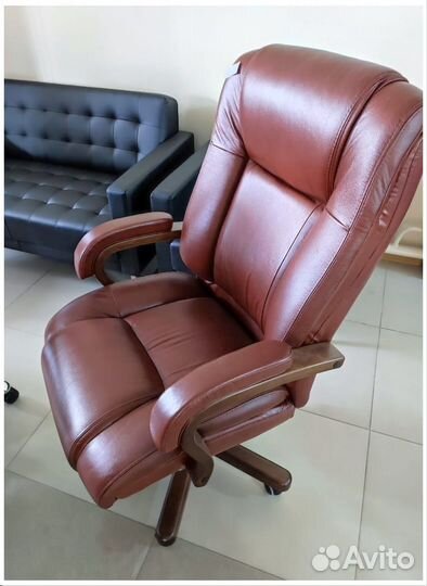 Офисное кожаное кресло