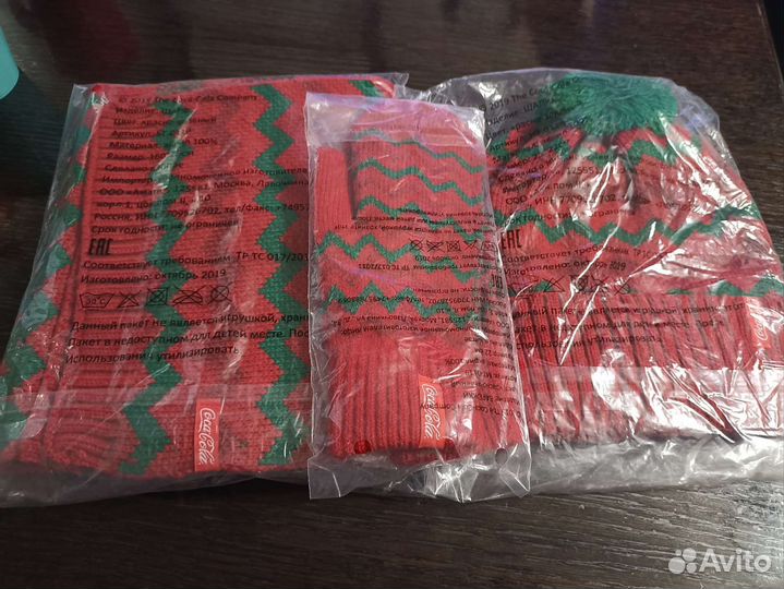 Зимний набор от coka-cola шапка, шарф, варежки