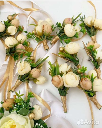 Бутаньерка и браслеты для подружек невесты