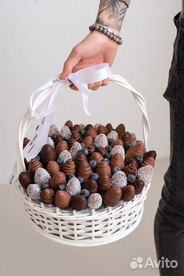 Корзина с клубникой в шоколаде