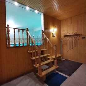 Лестница деревянная со столбами сауна, баня, дача