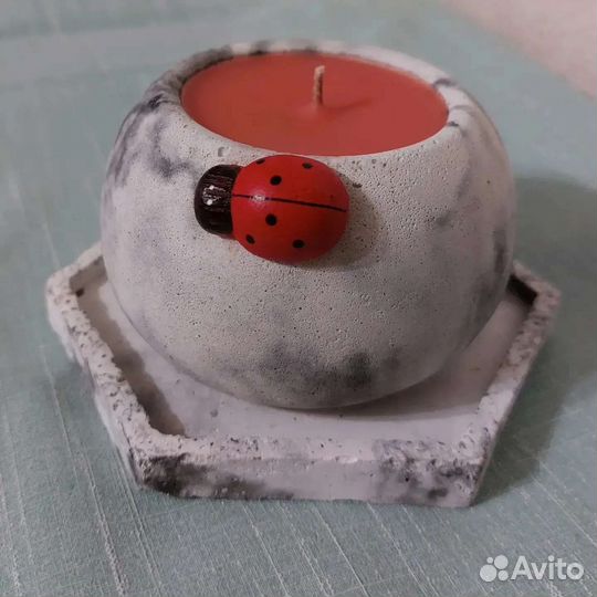 Подсвечник из бетона со свечой