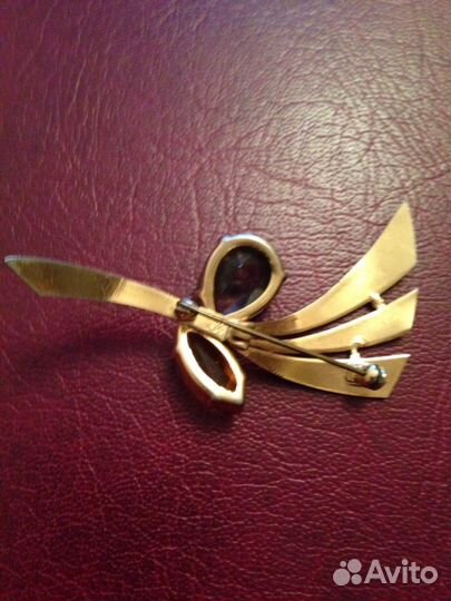 Брошь с камнями