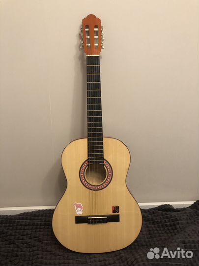 Классическая гитара, настроенная