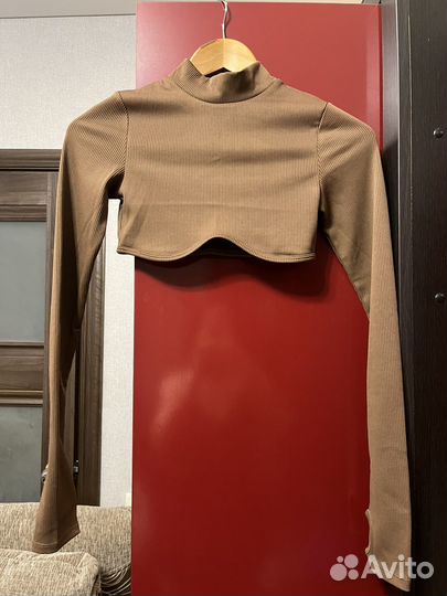 Укороченный топ с длинным рукавом