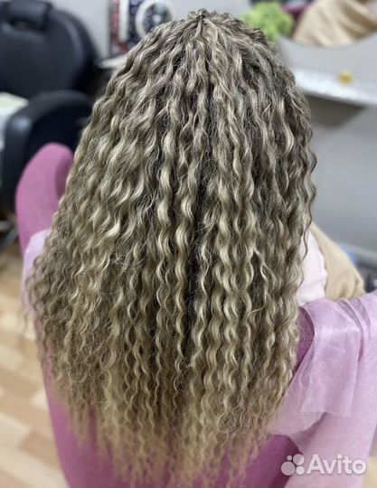 Модель на афрокудри