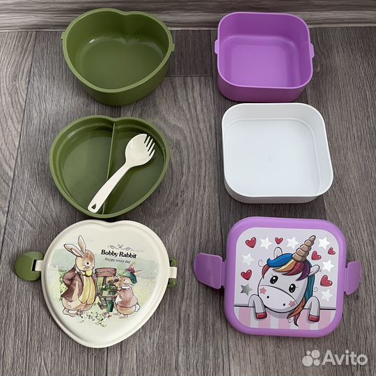 Много различной фирменной посуды