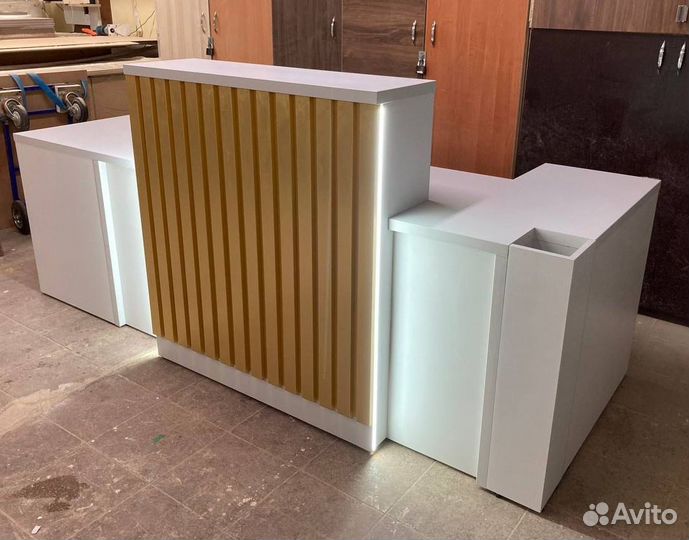 Стойка для салона красоты с золотом и подсветкой