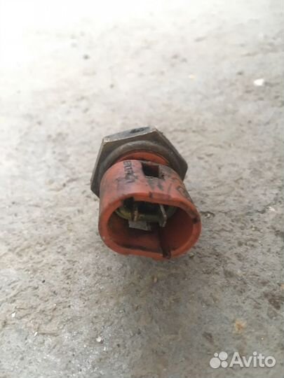 Датчик заднего хода на Mitsubishi Carisma 2001