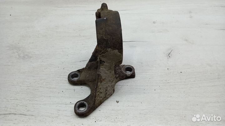 Кронштейн привода правого Toyota Camry С40