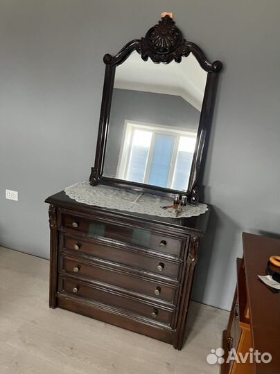 Камод с зеркалом