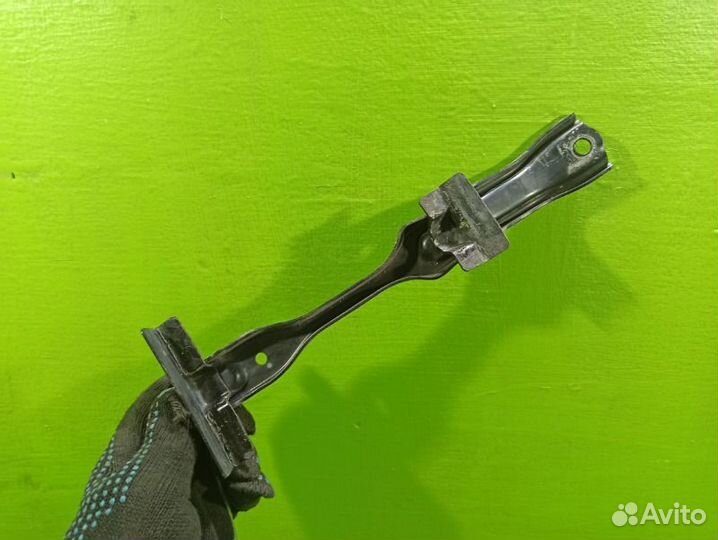 Крепление аккумулятора Toyota Land Cruiser 200 1VD