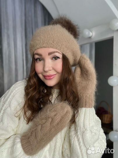 Берет вязаный с помпоном