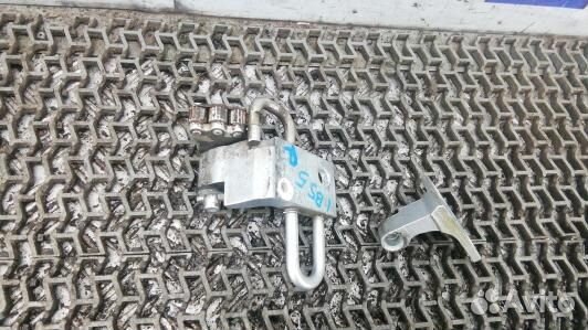 Петля передняя правая volkswagen passat B6 (1BS05F