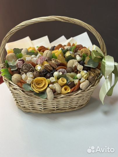 Подарочная корзина из орехов и сухофруктов
