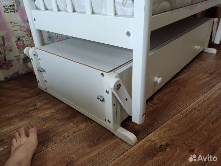 Детская кроватка с маятником и ящиком