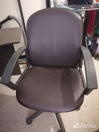 Компьютер, мфу, стол и кресло компьютерное