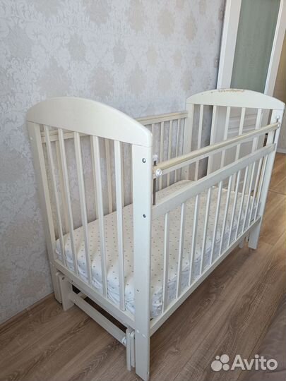 Детская кроватка с маятником и матрасом