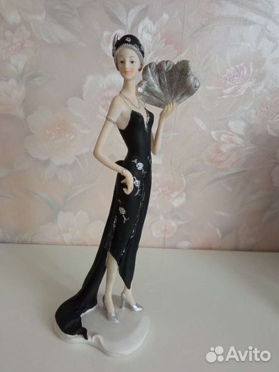 Статуэтка дама с веером