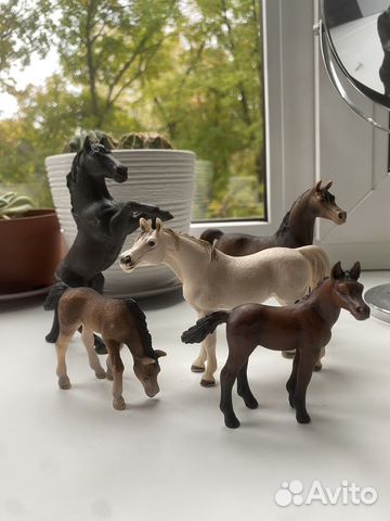 Фигурки лошадей