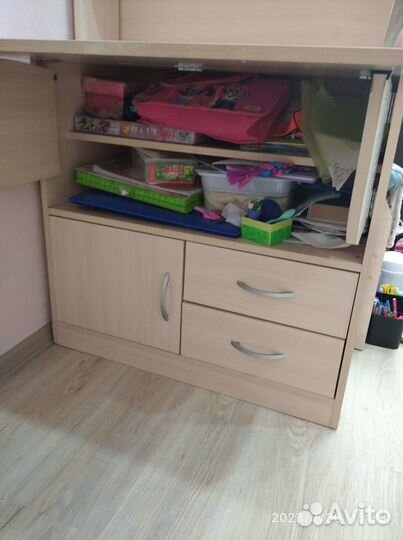 Школьный стол с полками и шкафчиками