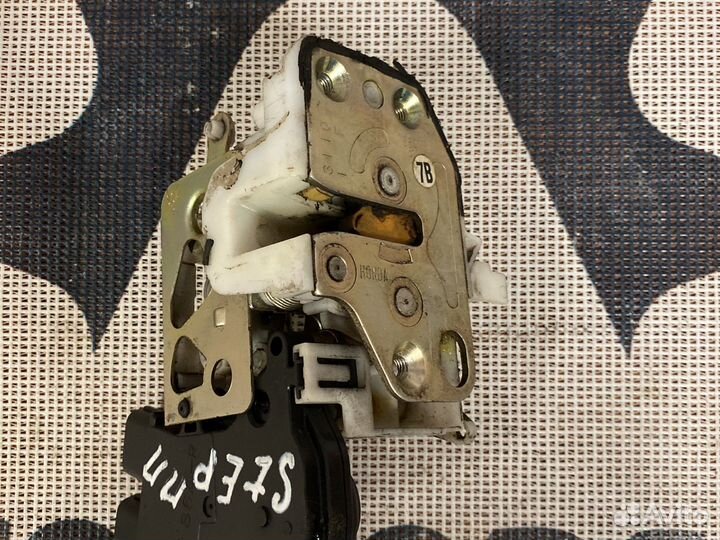 Замок двери передний правый Honda Stepwgn S6AR