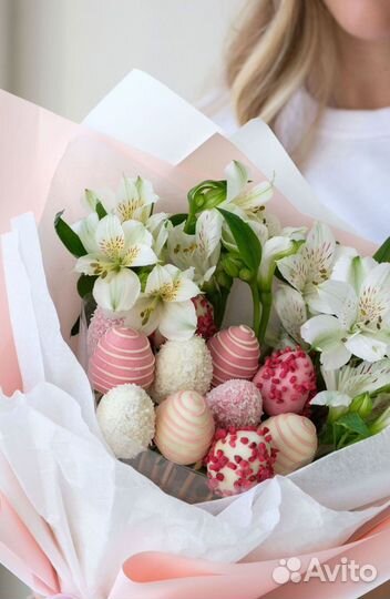 Сладкий букет с клубникой в шоколаде и цветами