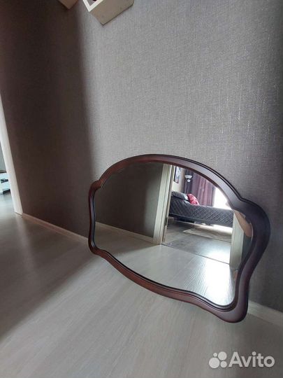 Зеркало в деревянной раме