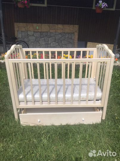 Детская кроватка с маятником и ящиком