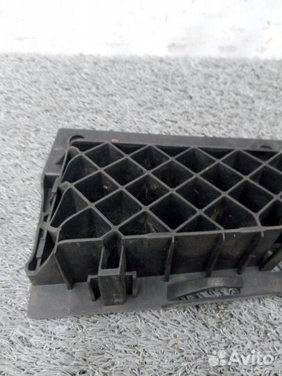 Кронштейн решетки радиатора правый Mercedes Glk