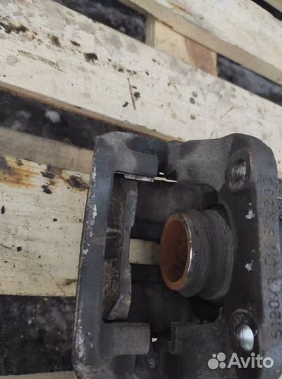 Суппорт левый renualt logan,sandero,almera g15,лар