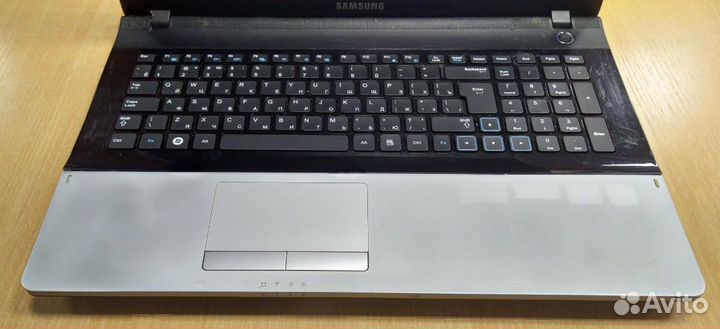 Samsung NP300/i5 2450/4GB/GT520/500GB/17.3