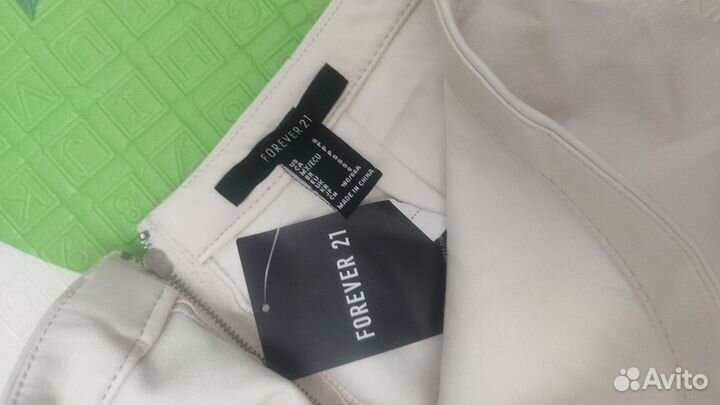 Белая юбка эко-кожа 42