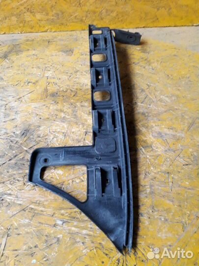 Кронштейн бампера правый Volkswagen Passat B6 BLR