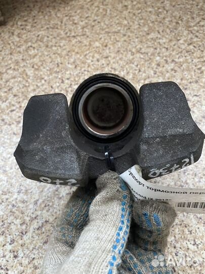 Суппорт тормозной передний правый Honda Accord 9