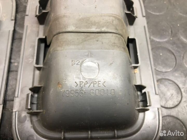 Заглушка крепления сиденья Toyota Land Cruiser 200