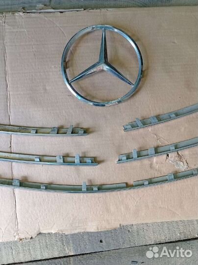 Эмблема и накладки решётки радиатора