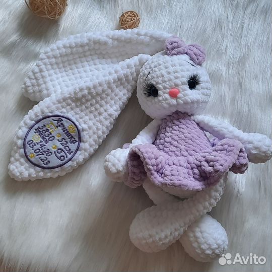 Зайка в платье. Игрушки вязаные с метрикой