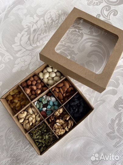 Подарочный набориз орехов и сухофруктов