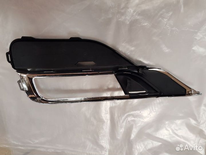 Накладка правая в бампер противотуман. Honda Cr-v