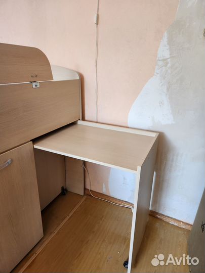 Кровать чердак со столом и шкафом