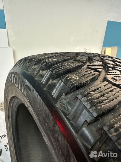 Bridgestone Blizzak Spike-01 235/55 R17 103T